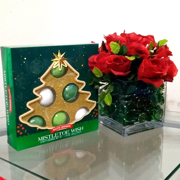 NWT🎁FREE GIFT INCLUDED 🎁 NIB Mistletoe Wish Bath Bombs - Picture 4 of 11